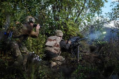 A soldier of Ukraines 5th Regiment of Assault Infantry fires a US-made MK-19 automatic grenade launcher towards Russian positions in less than 800 metres away at a front line near Toretsk in the Donetsk region on October 12, 2022, amid the Russian invasion of Ukraine. (Photo by Dave CLARK / AFP)<!-- NICAID(15233885) -->