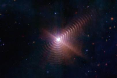 Imagem do sistema duplo de estrelas Wolf-Rayet 140 (WR 140), obtido com o telescópio espacial James Webb.Essas estrelas só ficam com suas órbitas próximas a cada oito anos.<!-- NICAID(15234012) -->