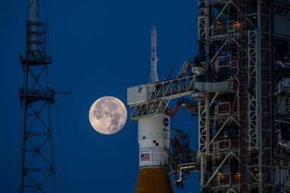 AFS-8/101A full Moon is in view from Launch Complex 39B at NASAâs Kennedy Space Center in Florida on June 14, 2022. The Artemis I Space Launch System (SLS) and Orion spacecraft, atop the mobile launcher, are being prepared for a wet dress rehearsal to practice timelines and procedures for launch. The first in an increasingly complex series of missions, Artemis I will test SLS and Orion as an integrated system prior to crewed flights to the Moon. Through Artemis, NASA will land the first woman and first person of color on the lunar surface, paving the way for a long-term lunar presence and using the Moon as a steppingstone on the way to Mars.Local: KSCIndexador: NASA/Ben SmegelskyFonte: Digital Still Image<!-- NICAID(15234040) -->