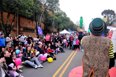 CAXIAS DO SUL, RS, BRASIL, 12/11/2022. Dia das crianças é marcado por festas de rua perto do Complexo da Maesa e do bairro Euzébio Beltrão de Queiroz (Neimar De Cesero/Agência RBS)<!-- NICAID(15234221) -->