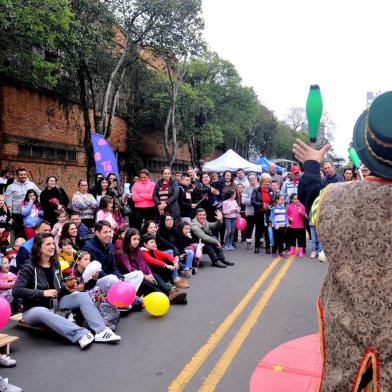 CAXIAS DO SUL, RS, BRASIL, 12/11/2022. Dia das crianças é marcado por festas de rua perto do Complexo da Maesa e do bairro Euzébio Beltrão de Queiroz (Neimar De Cesero/Agência RBS)<!-- NICAID(15234221) -->