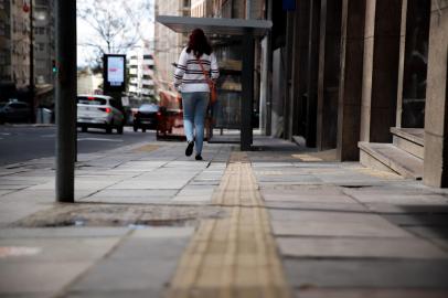 12/10/2022 - PORTO ALEGRE, RS - Nova parada de ônibus é instalada em piso podotátil. FOTO: Anselmo Cunha / Agência RBS<!-- NICAID(15234078) -->