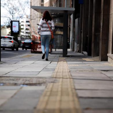 12/10/2022 - PORTO ALEGRE, RS - Nova parada de ônibus é instalada em piso podotátil. FOTO: Anselmo Cunha / Agência RBS<!-- NICAID(15234078) -->