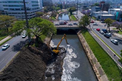 Porto Alegre, RS, Brasil, 13/10/2022 - Limpeza do arroio dilúvio, na Avenida Ipiranga, em Porto Alegre, na altura do planetário - Foto: Jefferson Botega/Agência RBS<!-- NICAID(15234610) -->