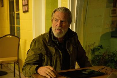 Baseado no bestseller homônimo de Thomas Perry, The Old Man conta a história de Dan Chase (Jeff Bridges), que saiu da CIA há décadas e vive fora do circuito desde então. Quando um assassino chega e tenta matar Chase, o velho agente descobre que para garantir seu futuro, ele deve reconciliar seu passado. <!-- NICAID(15218902) -->