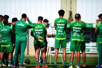 ExhibitionCAXIAS DO SUL, RS, BRASIL, 03/10/2022. Treino do Juventude no Centro de Formação de Atletas e Cidadãos, o CFAC. O Juventude é o lanterna da série A do Campeonato Brasileiro. Primeiro treino do técnico interino Lucas Zanella. Umberto Louzer foi demitido na manhã desta segunda feira. (Porthus Junior/Agência RBS)<!-- NICAID(15225361) -->