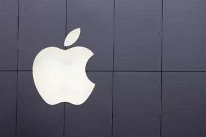 TOKYO, JAPAN - 24 JUNE 2016: The iconic Apple logo on the Tokyo Apple store in Ginza. Apple stores are preparing for the launch of the new iPhone 7 on 7th September 2016Indexador: Jane RixFonte: 299297815<!-- NICAID(15235955) -->