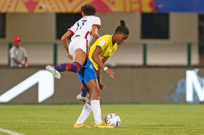 Depois de estrear na Copa do Mundo FIFA Sub-17 da Índia com vitória por 1 a 0 contra o Marrocos, a Seleção Brasileira Feminina empatou nesta sexta-feira (14) com os Estados Unidos. Em partida realizada novamente no Kalinga Stadium, brasileiras e americanas ficaram no 1 a 1. Os gols da partida foram marcados por Nicollete Kiorpes (EUA) e Carol, a camisa 10 do Brasil.<!-- NICAID(15236177) -->