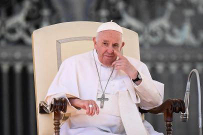 Pope Francis looks on at the start of an audience to members of the Communion and Liberation (CL) movement, on October 15, 2022 at St. Peters square in The Vatican. (Photo by Filippo MONTEFORTE / AFP)<!-- NICAID(15236525) -->