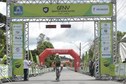 A primeira edição gaúcha, e única etapa nacional, da maior maratona de ciclismo do país concretizou as expectativas de sucesso e valorização ao ciclismo e cicloturismo com o encerramento da programação do GFNY Bento Gonçalves neste domingo (16). Alex Ferreira de Melo foi o mais rápido da categoria competitiva (a longa, de 143km). <!-- NICAID(15236931) -->