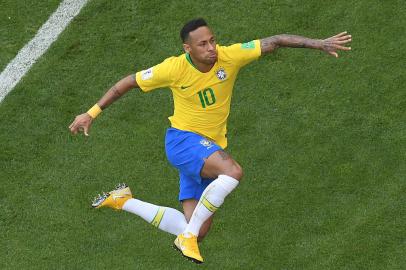 Brazils forward Neymar celebrates scoring the opening goal during the Russia 2018 World Cup round of 16 football match between Brazil and Mexico at the Samara Arena in Samara on July 2, 2018. / AFP PHOTO / Kirill KUDRYAVTSEV / RESTRICTED TO EDITORIAL USE - NO MOBILE PUSH ALERTS/DOWNLOADSEditoria: SPOLocal: SamaraIndexador: KIRILL KUDRYAVTSEVSecao: soccerFonte: AFPFotógrafo: STF<!-- NICAID(13630426) -->