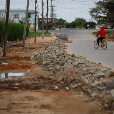 Barra do Ribeiro, RS, Brasil - 10/10/2022 - Destruição da única ciclovia de Barra do Ribeiro. (Foto: Anselmo Cunha/Agência RBS)Indexador: Anselmo Cunha<!-- NICAID(15231728) -->