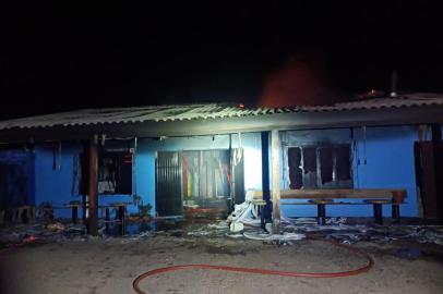 Polícia Civil investiga incêndio criminoso em casa noturna de Guaporé.Quinze mulheres trabalhavam no local, quando três homens chegaram e fingiram ser clientes. Em seguida, os suspeitos sacaram revólveres e pediram informações sobre a proprietária do ponto, que não se encontrava no imóvel.<!-- NICAID(15238539) -->