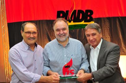 Ex-governadores José Ivo Sartori e Germano Rigotto, com o presidente do MDB caxiense, Carlos Búrigo.<!-- NICAID(15039732) -->