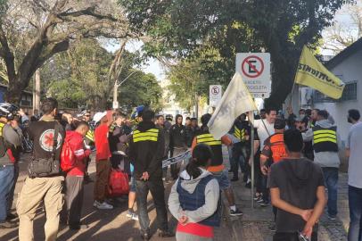 O entregador Paulo Roberto Severo Vieira Jr., 30 anos, que diz ter sido vítima de agressão por um fiscal de trânsito da Empresa Pública de Transporte e Circulação de Porto Alegre (EPTC), manifestou-se na tarde desta segunda-feira (17) durante um ato realizado por outros entregadores e motoboys em frente à sede da empresa. Paulo foi convidado pelos organizadores a dar a sua versão da história que gerou polêmica e virou caso de polícia na última semana.<!-- NICAID(15238658) -->