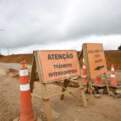 Santa Maria do Herval, RS, Brasil - A pavimentação de um trecho de 17km da RS 373, que liga Santa Maria do Herval à Gramado, na Serra, foram iniciadas em janeiro. Os trabalhos estão ocorrendo (fotos) entre os quilômetros 5 ao 12 da RS.Foto: Jefferson Botega / Agencia RBSIndexador: Jeff Botega<!-- NICAID(15238961) -->