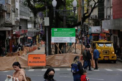 Porto Alegre, RS, Brasil, 18-10-2022: Obra do Quadrilátero Central, na avenida Otávio Rocha, está atrasada. Bloqueios e desvios atrapalham trânsito de veículos e pedestres. Foto: Mateus Bruxel/Agência RBSIndexador: Mateus Bruxel<!-- NICAID(15239015) -->