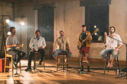 Cuscobayo e Yangos lançam novo clipe da música QueridoA canção faz parte do novo álbum Não é bem assim e faz parceria desejada por anos com a banda conterrânea Yangos.<!-- NICAID(15239054) -->