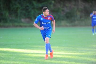 CAXIAS DO SUL, RS, BRASIL, 30/03/2017. Treino da SER Caxias. O Caxias se prepara para o primeiro jogo das quartas-de-final do Campeonato Gaúcho contra o Juventude (Ca-Ju). Na foto, volante Elyeser. (Porthus Junior/Pioneiro)<!-- NICAID(12824466) -->