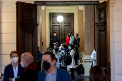 Journalists and members of the public await to enter the court room at the regional court in Vienna, on October 18, 2022. - The trial of the Vienna jihadist attack, the first to hit Austria, opened on October 18, 2022 with the appearance of six alleged accomplices of the killer, who was shot dead on the evening of the 2 November 2020 attack.Kujtim Fejzulai, 20, had spread terror in the heart of the Austrian capital, shooting dead four passers-by, injuring 23 others and spreading panic in this neutral country of 9 million inhabitants, which is usually very safe. (Photo by JOE KLAMAR / AFP)<!-- NICAID(15239523) -->