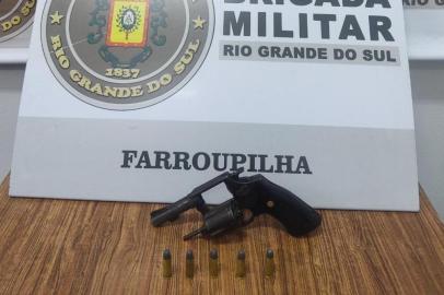 BM de Farroupilha prende dois homens por tentativa de homicídio. Com o preso de 23 anos a BM localizou um revólver calibre .38, com numeração raspada, municiado com cinco cartuchos intactos. Os dois detidos possuem antecedentes por tráfico<!-- NICAID(15239648) -->