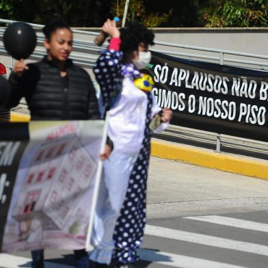 CAXIAS DO SUL, RS, BRASIL, 21/09/2022. Técnicos e auxiliares de enfermagem protestam em frente ao acesso dos funcionários no hospital da Unimed, em Caxias do Sul, na manhã desta quarta-feira (21). A paralisação contra a suspensão da lei que fixa o piso salarial da categoria, por decisão do Supremo Tribunal Federal (STF), começou por volta das 6h30min. (Bruno Todeschini/Agência RBS)<!-- NICAID(15212324) -->