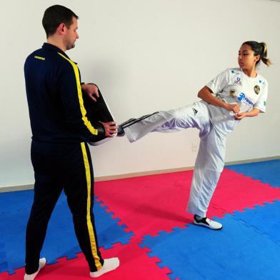 CAXIAS DO SUL, RS, BRASIL, 13/10/2022. Treino da Maria Eduarda Machado Stumpf. Atleta medalhista do Para-taekwondo. Matéria especial sobre o Paradesporto. Três atletas de Caxias podem ir para a Paralimpíada de Paris 2024. (Porthus Junior/Agência RBS)Indexador:                                 <!-- NICAID(15235217) -->