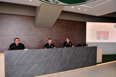 CAXIAS DO SUL, RS, BRASIL, 19/10/2022. Apresentação do novo diretor-executivo de futebol do Juventude, Júnior Chávare. Na foto da esq pra direita, Júnior Chávare, Paulo Stumpf e Fábio Pizzamiglio,  (Neimar De Cesero/Agencia RBS)<!-- NICAID(15240155) -->