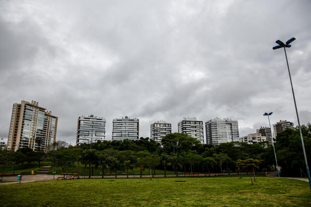 Oktoberfest começa a tomar forma: estruturas dos dois palcos estão sendo  montadas na Orla