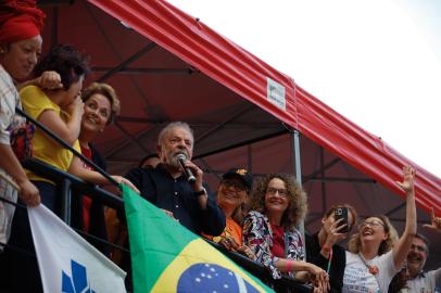 19/10/2022 - PORTO ALEGRE, RS - Ex-presidente e atual candidato á presidência da república, Luiz Inácio Lula da Silva, cumpre agenda de campanha na Capital. FOTO: Anselmo Cunha / Agência RBS<!-- NICAID(15240707) -->