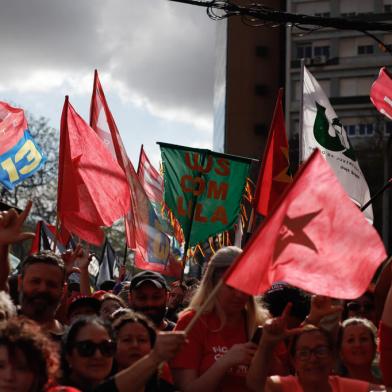 Porto Alegre, RS, Brasil, 19/10/2022 - Caminhada com Lula em Porto Alegre - Foto: Anselmo Cunha/Agência RBS<!-- NICAID(15240668) -->