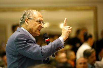 19/10/2022 - PORTO ALEGRE, RS - Candidato a vice-presidente na chapa de Luiz Inácio Lula da Silva, Geraldo Alckimin, participa de jantar com o governador do Estado, Ranolfo Vieira Júnior, empresários e apoiadores de campanha na capital gaúcha. FOTO: Camila Hermes / Agência RBS<!-- NICAID(15240959) -->