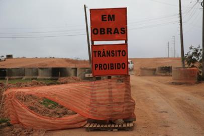 PORTO ALEGRE, RS, BRASIL, 20/10/2022- Obra da Copa de 2014, ampliação da Severo Dullius fica para 2023. Prevista para a Copa de 2014, a Avenida Severo Dullius está em obras no trecho entre a rua Lenea Gaelzer e Bernardino Bernardi. Também está ocorrendo a  readequação das pontes sobre o Arroio Areia. Parte da Severo Dullius voltou a ser deposito de lixo, entulho e residuos industriais.   Foto: Ronaldo Bernardi / Agencia RBS<!-- NICAID(15241032) -->