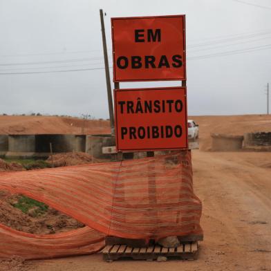 PORTO ALEGRE, RS, BRASIL, 20/10/2022- Obra da Copa de 2014, ampliação da Severo Dullius fica para 2023. Prevista para a Copa de 2014, a Avenida Severo Dullius está em obras no trecho entre a rua Lenea Gaelzer e Bernardino Bernardi. Também está ocorrendo a  readequação das pontes sobre o Arroio Areia. Parte da Severo Dullius voltou a ser deposito de lixo, entulho e residuos industriais.   Foto: Ronaldo Bernardi / Agencia RBS<!-- NICAID(15241032) -->