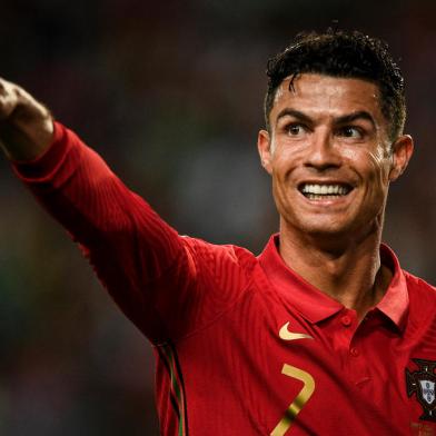 Portugals forward Cristiano Ronaldo gestures during the UEFA Nations League, league A group2 football match between Portugal and Switzerland at the Jose Alvalade stadium in Lisbon on June 5, 2022. (Photo by PATRICIA DE MELO MOREIRA / AFP)Editoria: SPOLocal: LisbonIndexador: PATRICIA DE MELO MOREIRASecao: soccerFonte: AFPFotógrafo: STR<!-- NICAID(15229469) -->