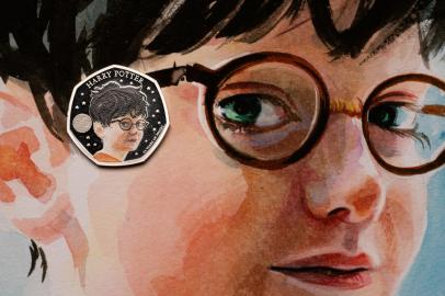 A handout picture released by the Royal Mint on October 20, 2022 shows an official 50 pence coin designed by Ffion Gwillim featuring Harry Potter to celebrate 25 years since Harry Potter and the Philosophers Stone by J.K. Rowling was first published in the UK in 1997 by Bloomsbury Publishing. (Photo by Handout / Royal Mint / AFP) / RESTRICTED TO EDITORIAL USE - MANDATORY MENTION OF THE ARTIST UPON PUBLICATION - MANDATORY CREDIT AFP PHOTO / ROYAL MINT -  TO ILLUSTRATE THE EVENT AS SPECIFIED IN THE CAPTION - NO MARKETING NO ADVERTISING CAMPAIGNS - NO SALES - DISTRIBUTED AS A SERVICE TO CLIENTS / Editoria: FINLocal: LondonIndexador: HANDOUTSecao: literatureFonte: Royal MintFotógrafo: Handout<!-- NICAID(15241430) -->