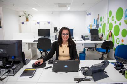 Nova Santa Rita, RS, Brasil - Reportagem especial vai falar sobre iniciativas para valorizar profissionais 50+ no mercado de trabalho. Na foto a Roselaine Nascimento, 50 anos, funcionária da Pepsico. Foto: Jefferson Botega / Agencia RBSIndexador: Jeff Botega<!-- NICAID(15237476) -->