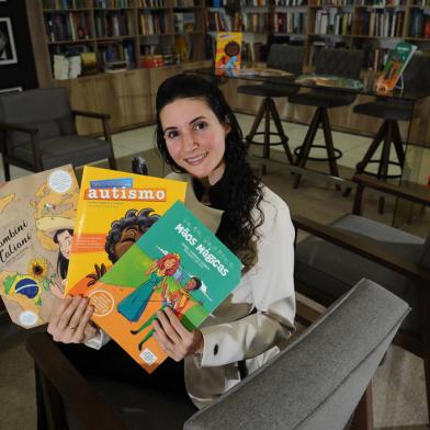 CAXIAS DO SUL, RS, BRASIL, 27/04/2022. Isabel Damian é professora e intérprete de libras. Ela está lançando uma série de livros infantis com tradução para linguagem de sinais. (Bruno Todeschini/Agência RBS)<!-- NICAID(15079867) -->