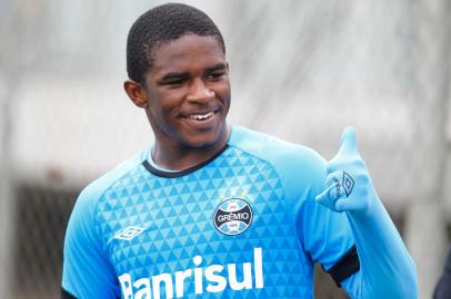 RS - FUTEBOL/TREINO GREMIO  - ESPORTES - Jogadores do Gremio realizam treino durante a manha desta sexta-feira, na preparacao para o Campeonato Gaucho 2015. FOTO: LUCAS UEBEL/GREMIO FBPA<!-- NICAID(11296455) -->