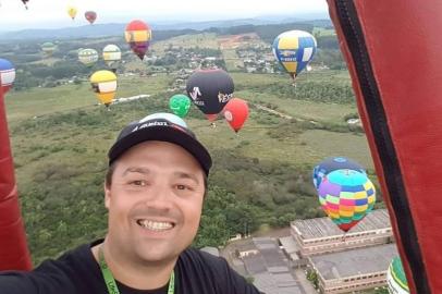 Começou nesta quinta-feira (20) a 1ª edição do Festival de Balonismo de Vacaria. A programação, que se estende até o domingo (23), ocorre no antigo Parque do Aeroporto. Participam do festival 14 balões competitivos e outros dois special shape, com o formato do Bidu, da Turma da Mônica, e do Pica-Pau.  Na foto, Ricardo Lima, um dos organizadores do evento.<!-- NICAID(15242068) -->