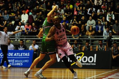 CAXIAS DO SUL, RS, BRASIL, 21/10/2022. Caxias do Sul Basquete x União Corinthians-RS, jogo válido pela primeira rodada do Novo  Basquete Brasil - NBB 2022/2023 - e realizado no ginásio do Sesi. (Porthus Junior/Agência RBS)<!-- NICAID(15243043) -->