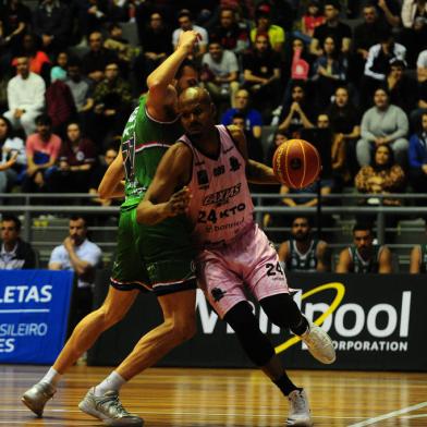 CAXIAS DO SUL, RS, BRASIL, 21/10/2022. Caxias do Sul Basquete x União Corinthians-RS, jogo válido pela primeira rodada do Novo  Basquete Brasil - NBB 2022/2023 - e realizado no ginásio do Sesi. (Porthus Junior/Agência RBS)<!-- NICAID(15243043) -->