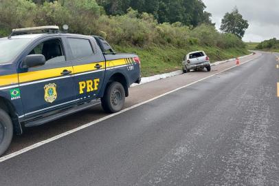 Veículo saiu da pista no km 617 da BR-153 em Bagé <!-- NICAID(15243139) -->