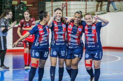 O Gauchão de futsal feminino conheceu seus finalistas neste sábado (22). Em Pelotas, a Malgi eliminou a ACBF para se garantir na decisão. Enquanto, em Uruguaiana, a Celemaster voltou a vencer a Alaf e classificou-se à final.<!-- NICAID(15243778) -->