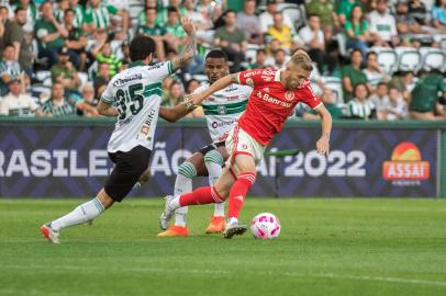 BRASILEIRO A 2022, CORITIBA X INTERNACIONALPR - BRASILEIRO A 2022, CORITIBA X INTERNACIONAL - ESPORTES - BRASILEIRO A 2022, CORITIBA X INTERNACIONAL - Nathan Mendes e Boschilia jogadores do Coritiba disputa lance com Pedro Henrique jogador do Internacional durante partida no estádio Couto Pereira pelo campeonato Brasileiro A 2022. 23/10/2022 - Foto: ROBSON MAFRA/AGIF - AGÊNCIA DE FOTOGRAFIA/AGIF - AGÊNCIA DE FOTOGRAFIA/ESTADÃO CONTEÚDOEditoria: ESPORTESLocal: CURITIBAIndexador: ROBSON MAFRAFotógrafo: AGIF - AGÊNCIA DE FOTOGRAFIA<!-- NICAID(15243793) -->