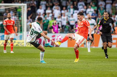 CORITIBA X INTERNACIONALPR - FUTEBOL/BRASILEIRÃO/CORITIBA X INTERNACIONAL - ESPORTES - Johnny, do Internacional, durante   partida com o Coritiba válida pela 33ª   rodada da Série A do Campeonato   Brasileiro realizada no estádio Couto   Pereira, em Curitiba (PR), neste   domingo, 23 de outubro de 2022.     23/10/2022 - Foto: VINICIUS DO PRADO/AGÊNCIA F8/ESTADÃO CONTEÚDOEditoria: ESPORTESLocal: CURITIBAIndexador: VINICIUS DO PRADOFonte: AgÃªncia F8Fotógrafo: AGÊNCIA F8<!-- NICAID(15243886) -->