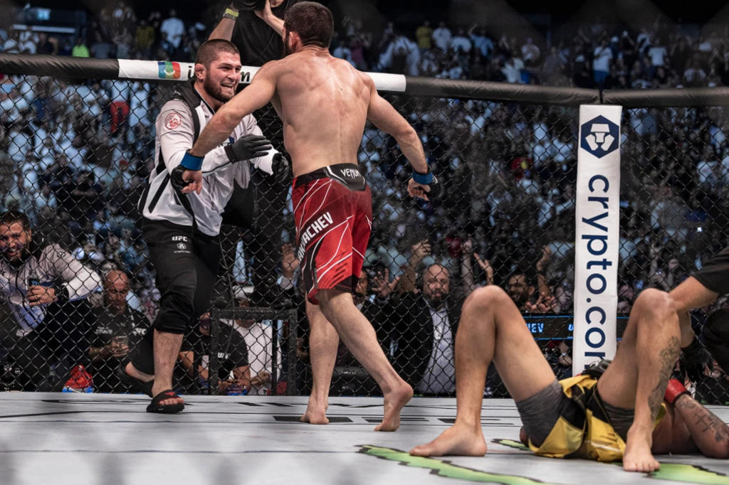 UFC 280: Makhachev finaliza Do Bronx e é campeão peso-leve