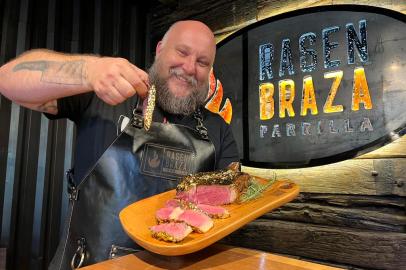 Rasen Braza, parrilla anexa à cervejaria artesanal Rasen Bier, em Gramado. O assador Marcelo Sartori.<!-- NICAID(15244856) -->