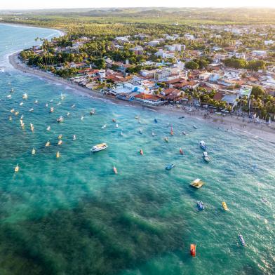 Vista aérea das praias de Porto de Galinhas, Pernambuco, Brasil. Foto: Brastock Images / stock.adobe.comFonte: 500503486<!-- NICAID(15246144) -->