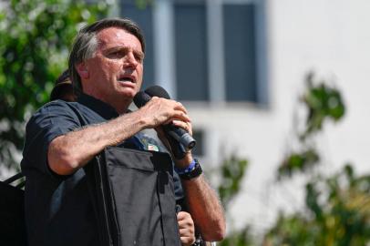 Brazilian president and re-election candidate Jair Bolsonaro speaks to his supporters during a campaign rally in Sao Joao de Meriti, Rio de Janeiro, Brazil, on September 27, 2022. - Far-right incumbent president Jair Bolsonaro and leftist ex-president Luiz Inacio Lula da Silva will vie for the presidency of Brazil in a run-off election on October 30, 2022. (Photo by MAURO PIMENTEL / AFP)Editoria: POLLocal: São João de MeritiIndexador: MAURO PIMENTELSecao: electionFonte: AFPFotógrafo: STF<!-- NICAID(15247659) -->